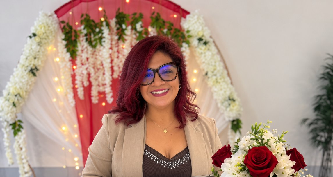 Fátima con una tableta en un espacio de ceremonia